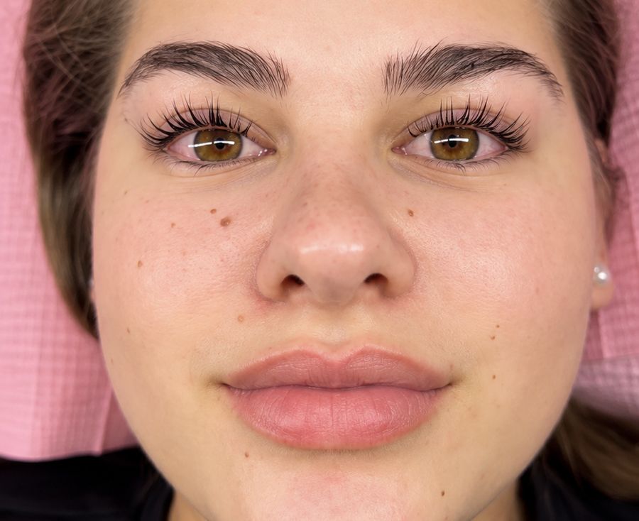 Lash lift in brow lamination